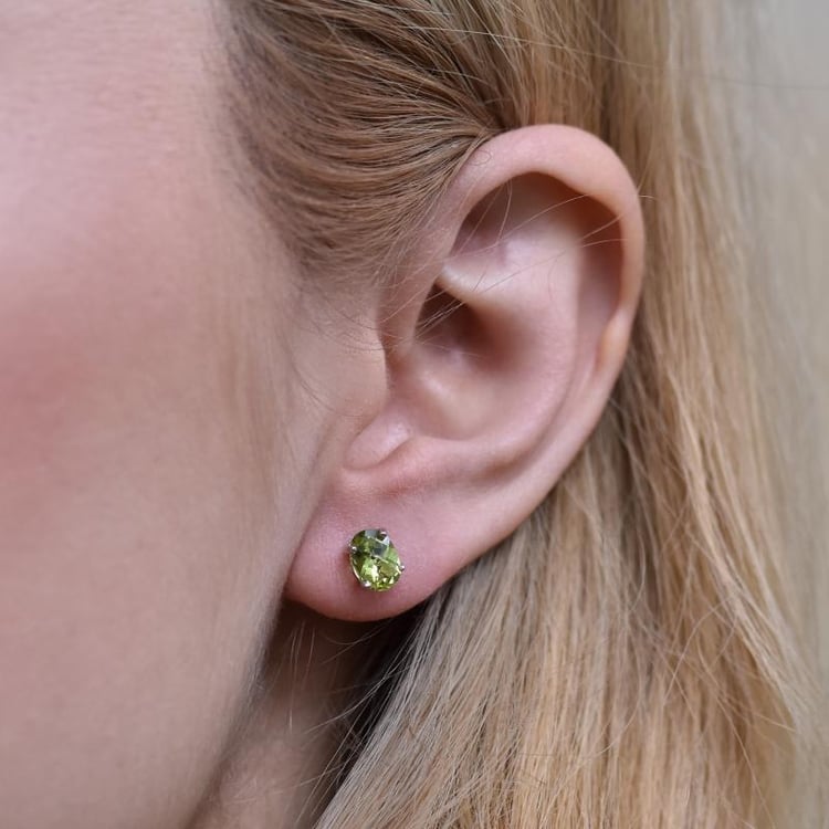 Goldene Ohrstecker mit Olivinen im Ovalschliff Qati 14204