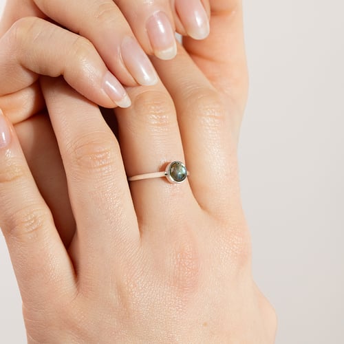 Goldener minimalistischer Ring mit Labradorit Stowy