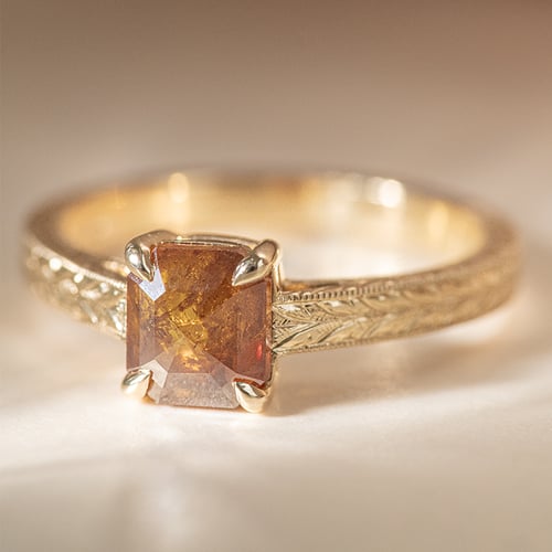 Von Hand gravierter Ring mit einem Salt and Pepper Diamanten in Emeraldschliff Arlena