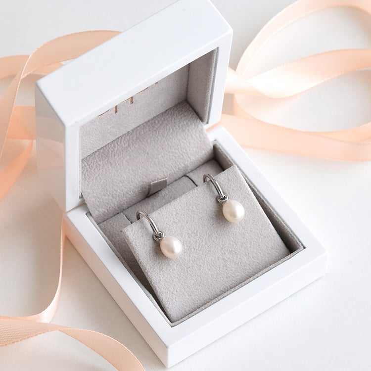 Silberne Hängeohrringe mit Perlen Coco 78018