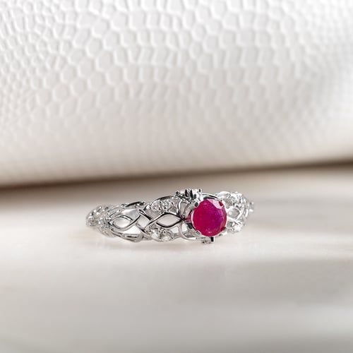 Verlobungsring mit einem Rubin und Diamanten im Vintage-Stil Chantal