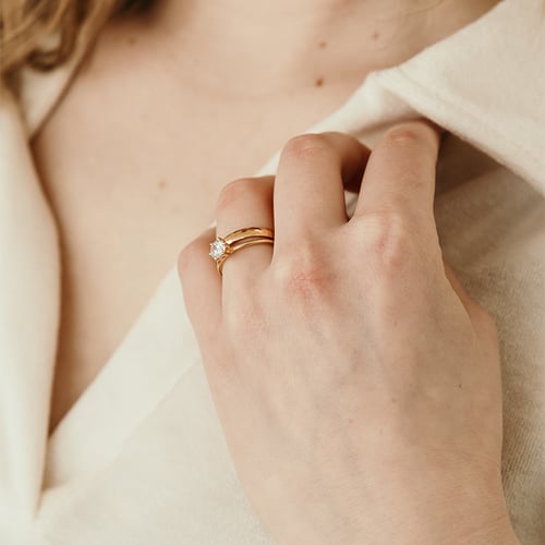 Goldene Eheringe mit Hammerschlag-Motiv Trevino
