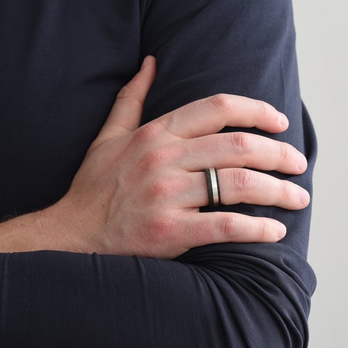Flacher Trauringe für Herren aus Carbon und Silber Elealen