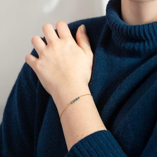 Goldarmand mit blauen ungeschnittenen Diamanten Wiul