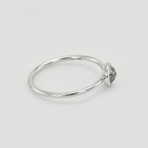 Ring mit Salt and Pepper Diamant Fermie
