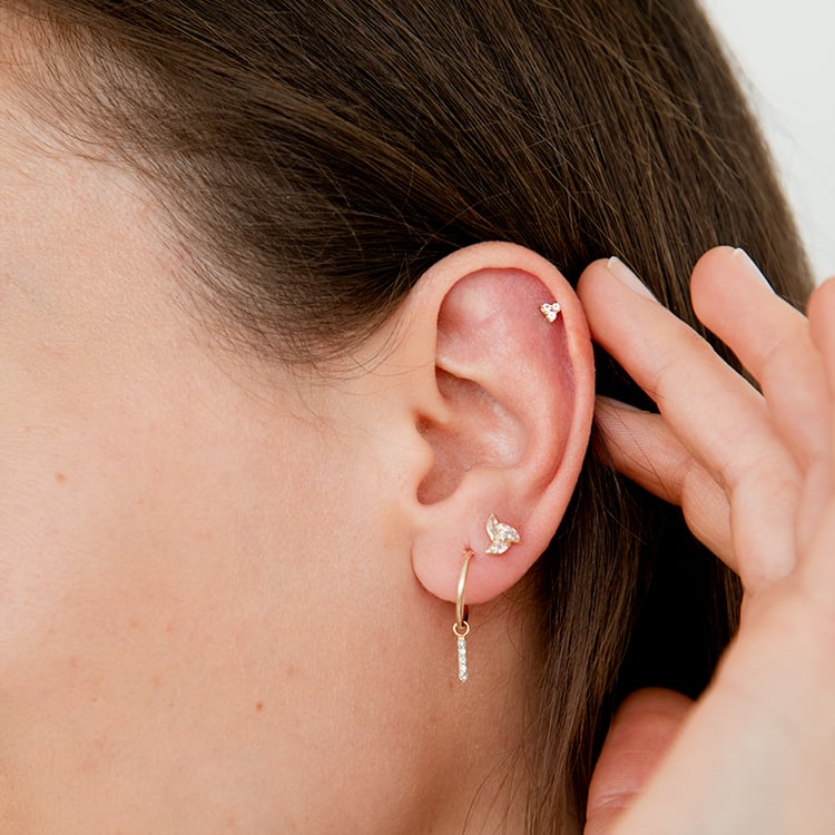 Goldener Piercing Ohrstecker mit himmelblauen Topasen Amina 124538