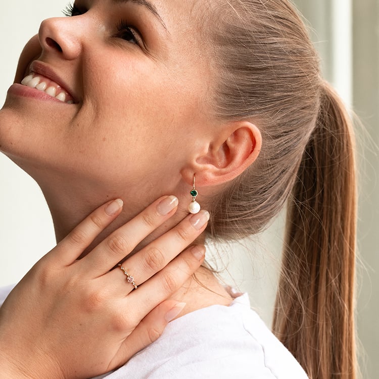 Goldene Perlenohrringe mit Lab Grown Smaragden Truett 143918