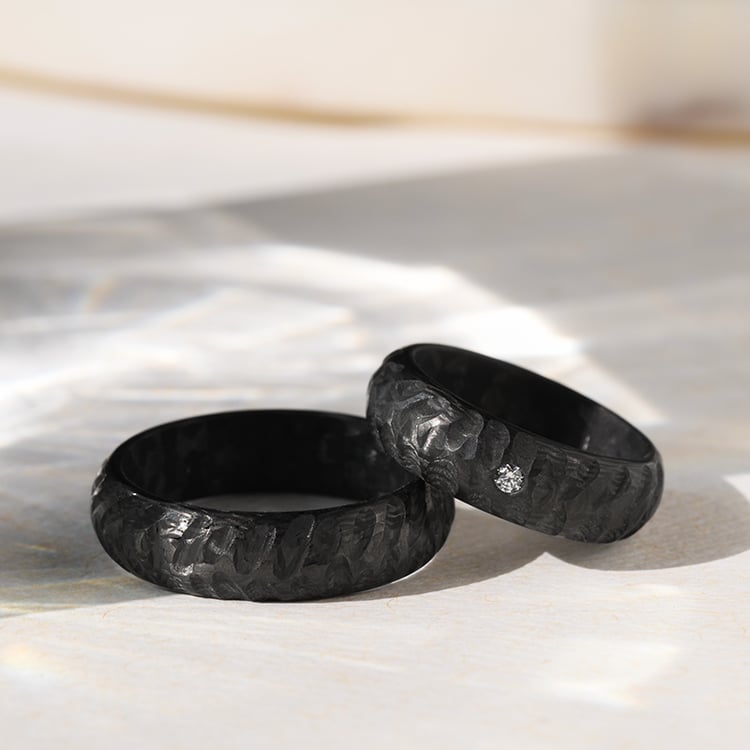 Trauringe aus Carbon mit atypischer Oberfläche und Diamant Mingus 140217