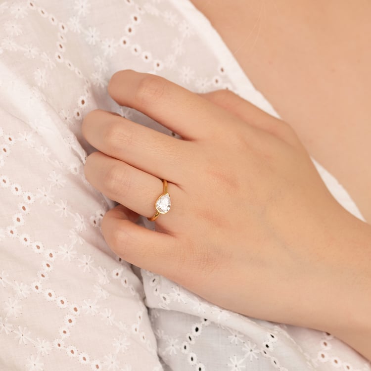 Goldring mit einem tropfenförmigen Halblünette Lab Grown Diamanten Timarete 164524