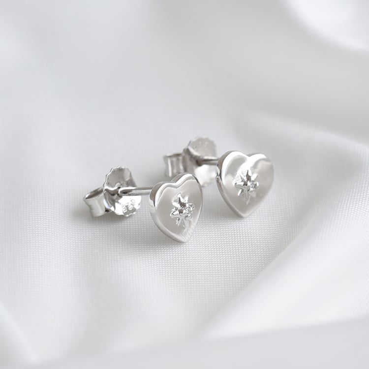 Silberne Ohrringe in Herzform mit Diamanten Petunia 81543