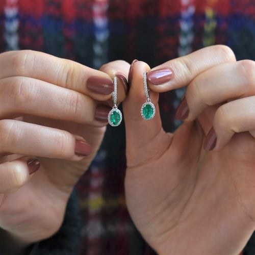 Goldene Ohrhänger verziert mit Smaragden und Diamanten Azura