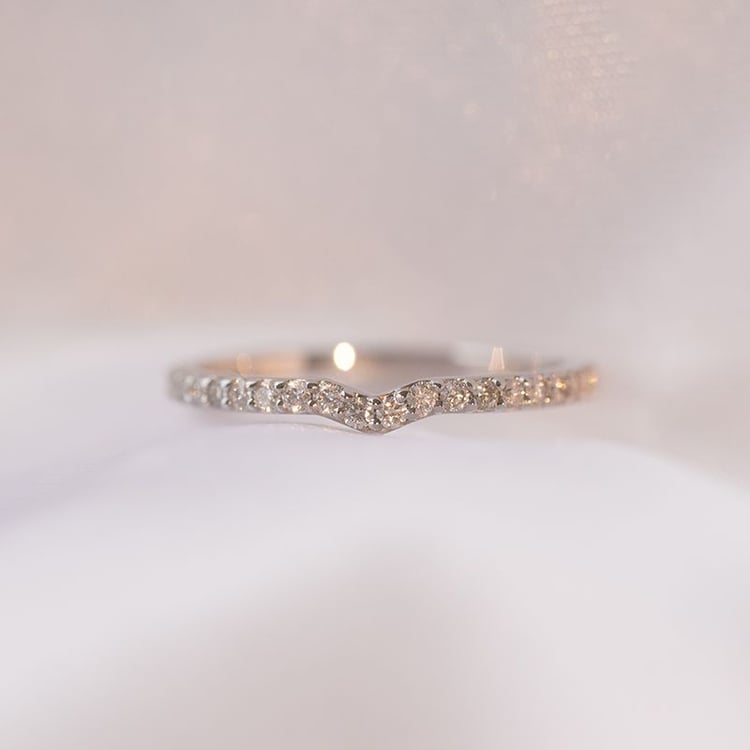 Eternity-Ring in V-Form mit funkelnden Diamanten Venturelli 98690