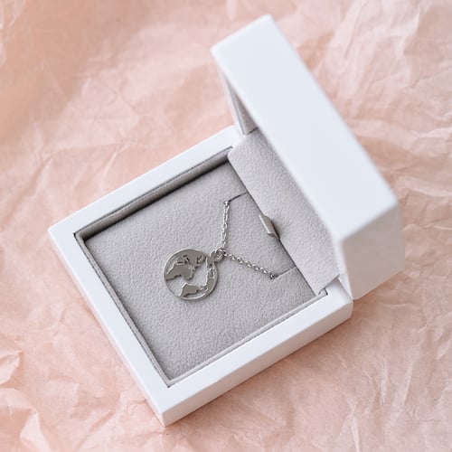 Minimalistischer Silberanhänger mit Weltkarte World