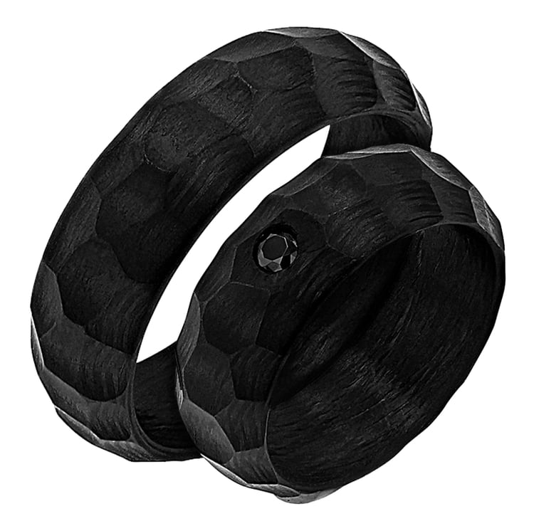 Trauringe aus Carbon mit atypischer Oberfläche und schwarzem Diamant Grover