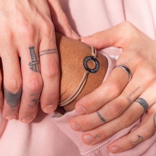 Silbernes String-Armband für Herren mit gravierten Wunschkoordinaten Conan