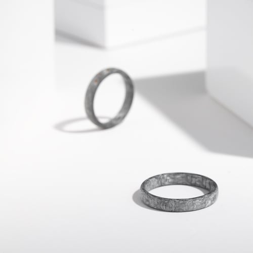 Leicht abgerundete Carbon Eheringe mit cognacfarbenen Diamanten Zain