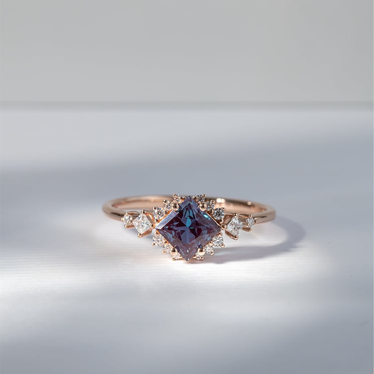 Verlobungsring mit Alexandrit und Moissaniten Medrie 121224
