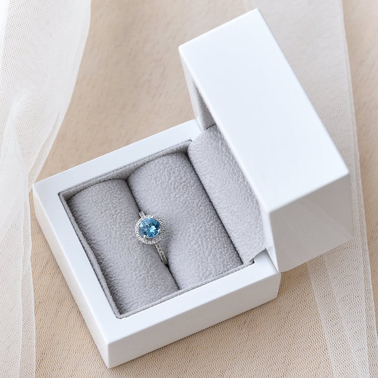 Ring mit Topasen in Gold in Eppi-Geschenkbox 69348