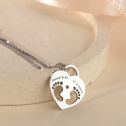 Silberner Anhänger mit Kinderfüßchen, einem Edelstein Ihrer Wahl und Gravur Olivia