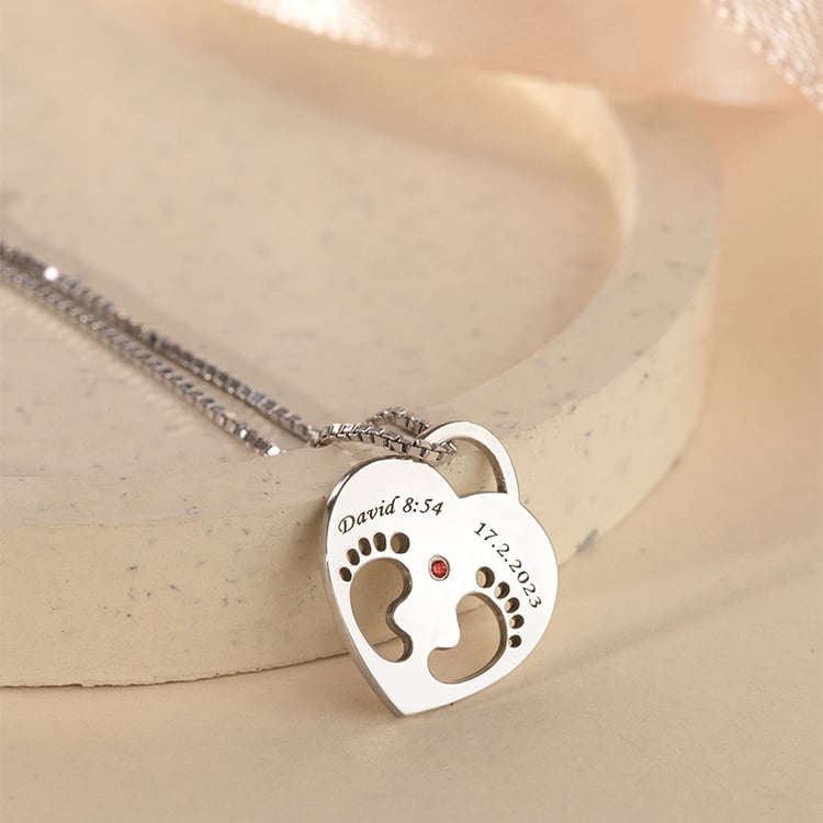 Silberner Anhänger mit Kinderfüßchen, einem Edelstein Ihrer Wahl und Gravur Olivia 120370