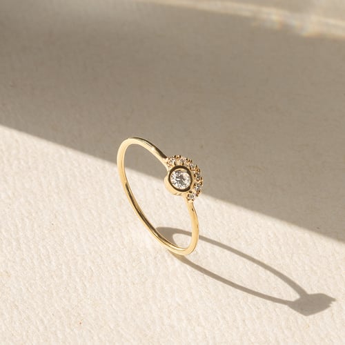 Ring mit einem halben Halo mit Diamanten Jorg