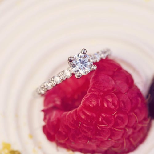 Verlobungsring mit Moissanit und Lab Grown Diamanten Megha