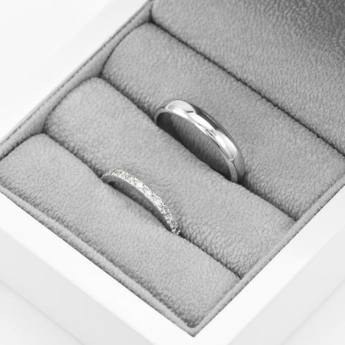 Eheringe aus einem Eternity-Ring mit Moissaniten und einem halbrunden Ring Lowum