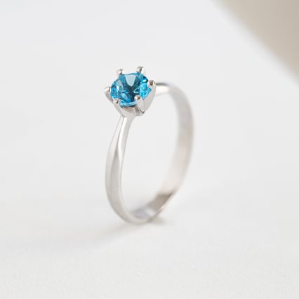 Romantischer Verlobungsring mit einem Schweizer Topas Iravan