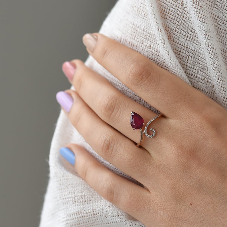 Originella Verlobungsring mit Rubin und Diamanten Cael 64381