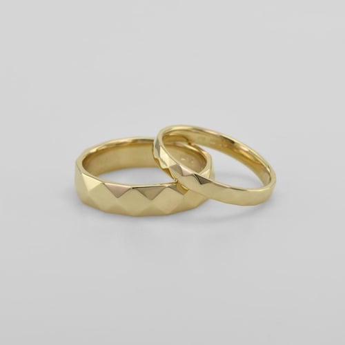 Design Eheringe aus Gold mit Muster Becy