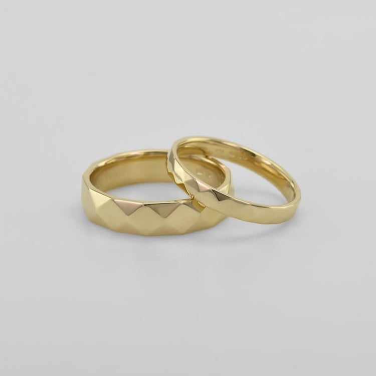 Design Eheringe aus Gold mit Muster Becy 21902