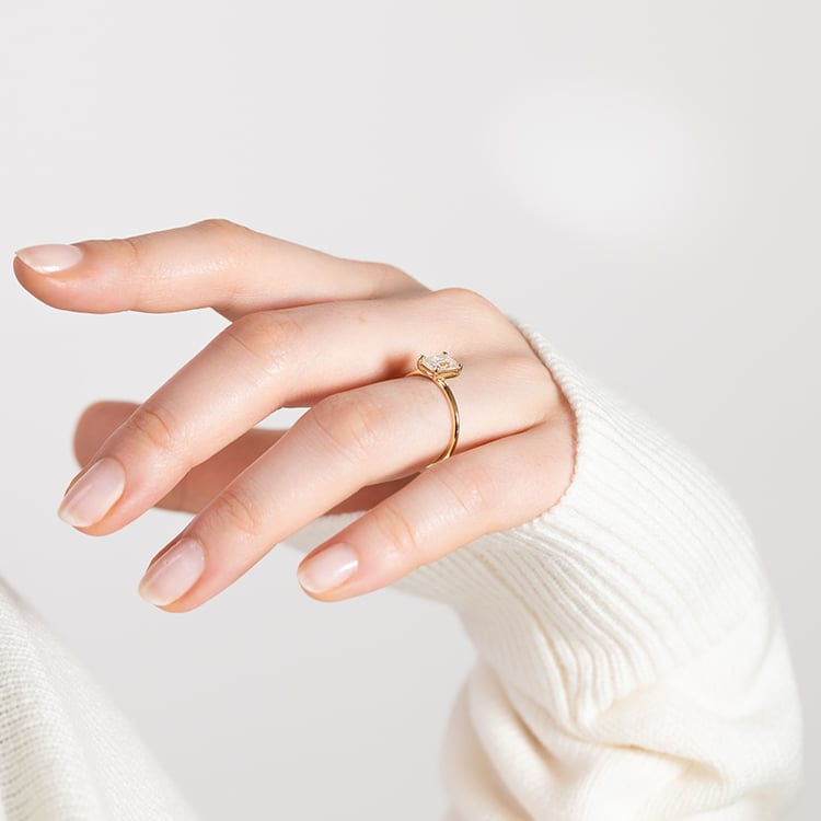 Verlobungsring mit einem Diamanten im Emeraldschliff Olson 151918