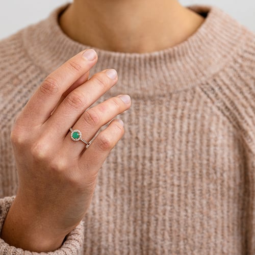 Halo Ring mit Smaragd und Lab Grown Diamanten Kerau