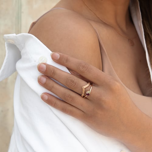 Cluster-Ring mit Rodolithgranat, Saphir, Morganit und Olivin Bluma