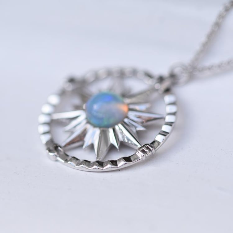 Anhänger aus Gold Kompass mit natürlichem Opal Pinto 48268