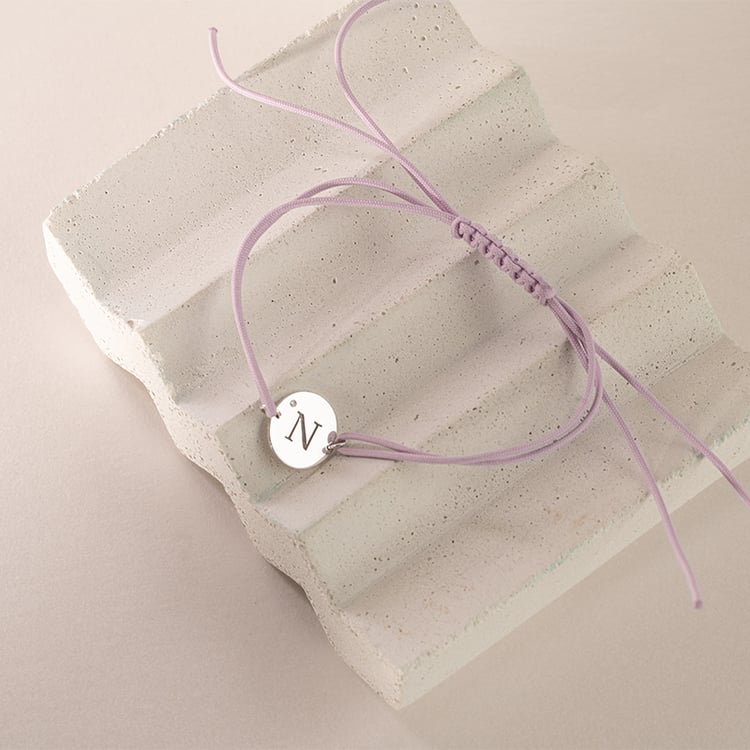 Armband mit einem silbernen Anhänger mit einem Diamanten und Gravur eines Buchstabens Frey 120135