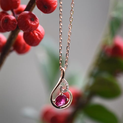 Elegante Anhänger mit Rubin und Diamanten Cor