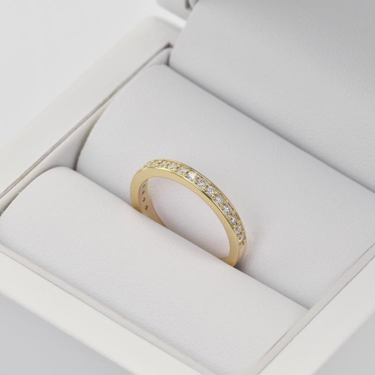 Eheringe aus Eternity-Ring mit Lab Grown Diamanten und einem breiten halbrunden Ring Zyte 102014