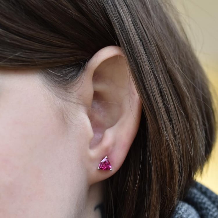 Silberne Ohrstecker mit Rubinen Gilen 13919