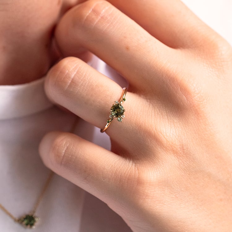 Cluster Verlobungsring mit Moldavit, Saphir und Diamanten Rosa 143954