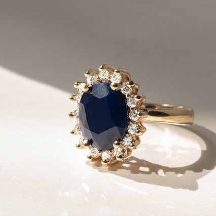 Goldener Ring mit blauem Saphir und Diamanten Tubiah