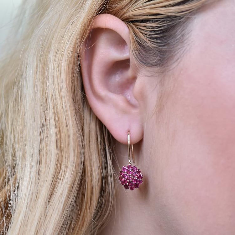 Hängende Ohrringe mit Turmalin im Ohr 25267