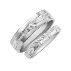 Untraditionelle goldene Trauringe mit Gravur Jennifer