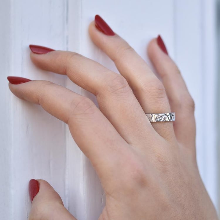 Finger mit gehämmertem Ring 37795