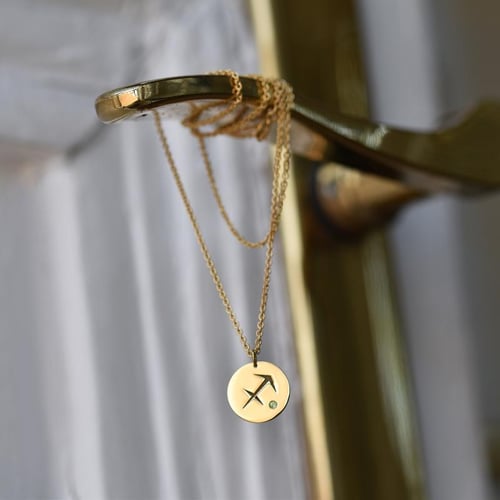 Goldener Anhänger mit Sternzeichen und Olivin Schütze