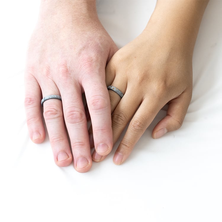 Leicht abgerundeter Ehering aus Carbon mit cognacfarbenen Diamanten Zain 143234