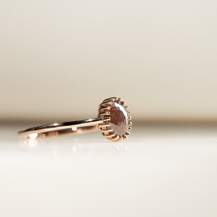 Goldring mit ovalem Salt and Pepper Diamanten Marcea