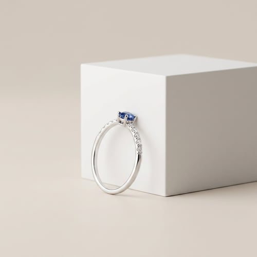 Silberring mit blauem Saphir und seitlichen Lab Grown Diamanten Mikey