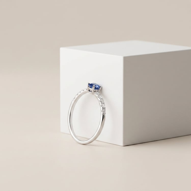 Silberring mit blauem Saphir und seitlichen Lab Grown Diamanten Mikey 171018
