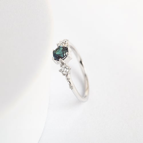 Verlobungsring mit Lab Grown Alexandrit und Diamanten Willa